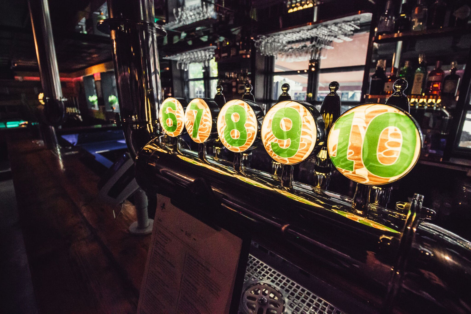 Fadølshaner i baren på SKUM